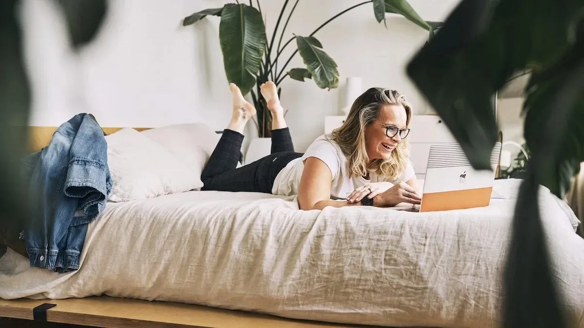 Liz first thought she’d feel uncomfortable doing a shoot in a stranger’s (rented) apartment, but she quickly made herself at home.